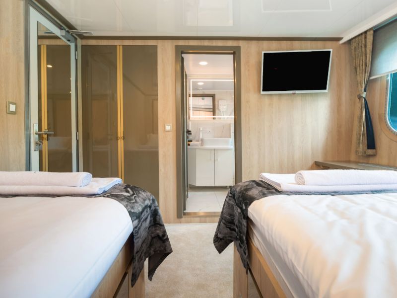 Agape Rose Luxury Mini Cruise Yacht (25)